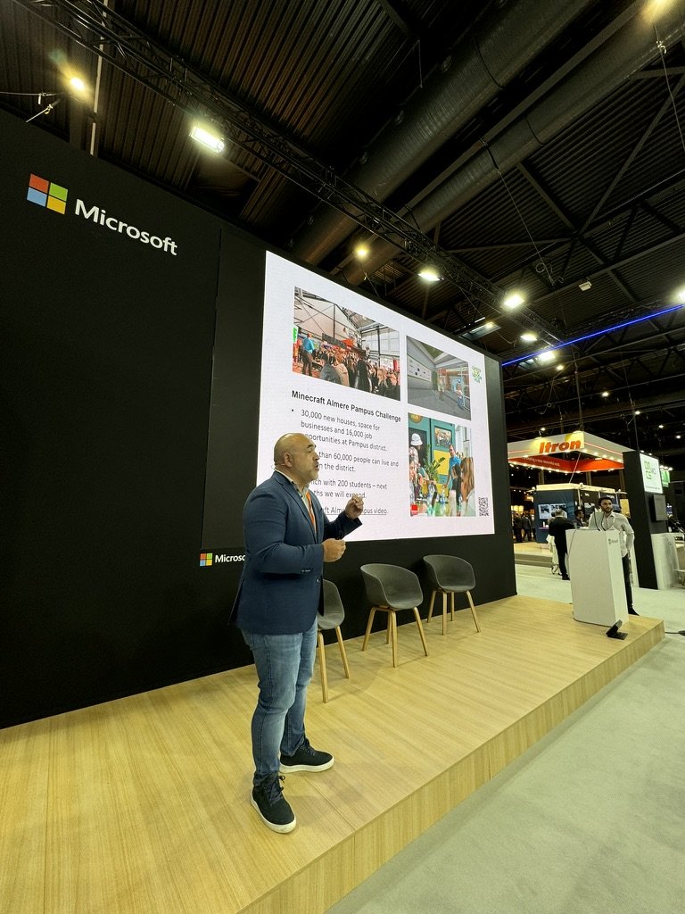 Danny Frietman moderator dagvoorzitter on stage 08